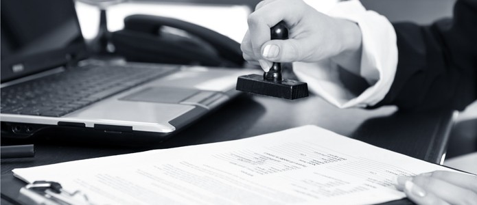 Juez sellando un documento