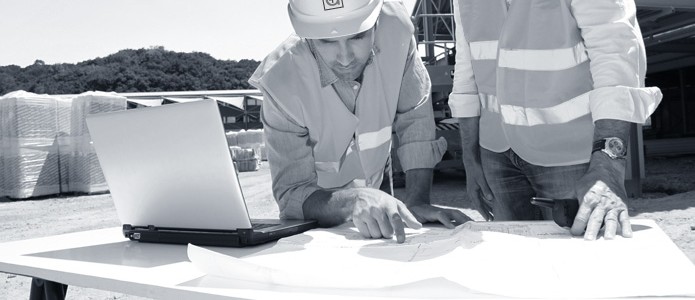 Persona señala algo en un plano