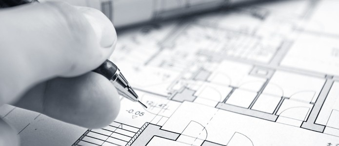 Persona escribiendo sobre un plano